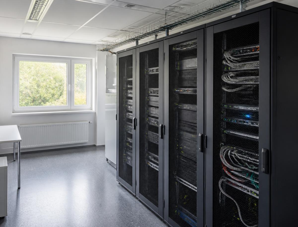 Aufgeräumter Serverraum mit strukturierter Verkabelung in einem mittelständischen Unternehmen